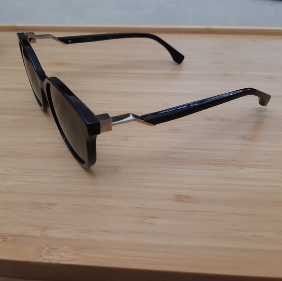 Authentic Fendi sunglasses - Picture 4 of 6